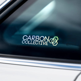 Carbon Collective salona loga uzlīme — Oil Slick